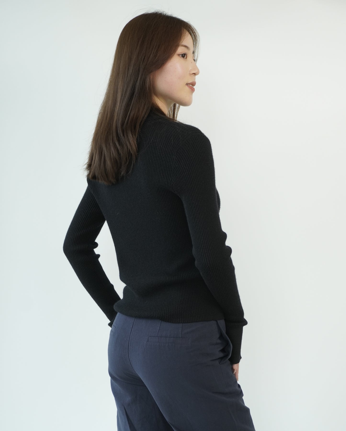 100% Cashmere Elegant, soft and luxurious crafted women's cashmere sweater