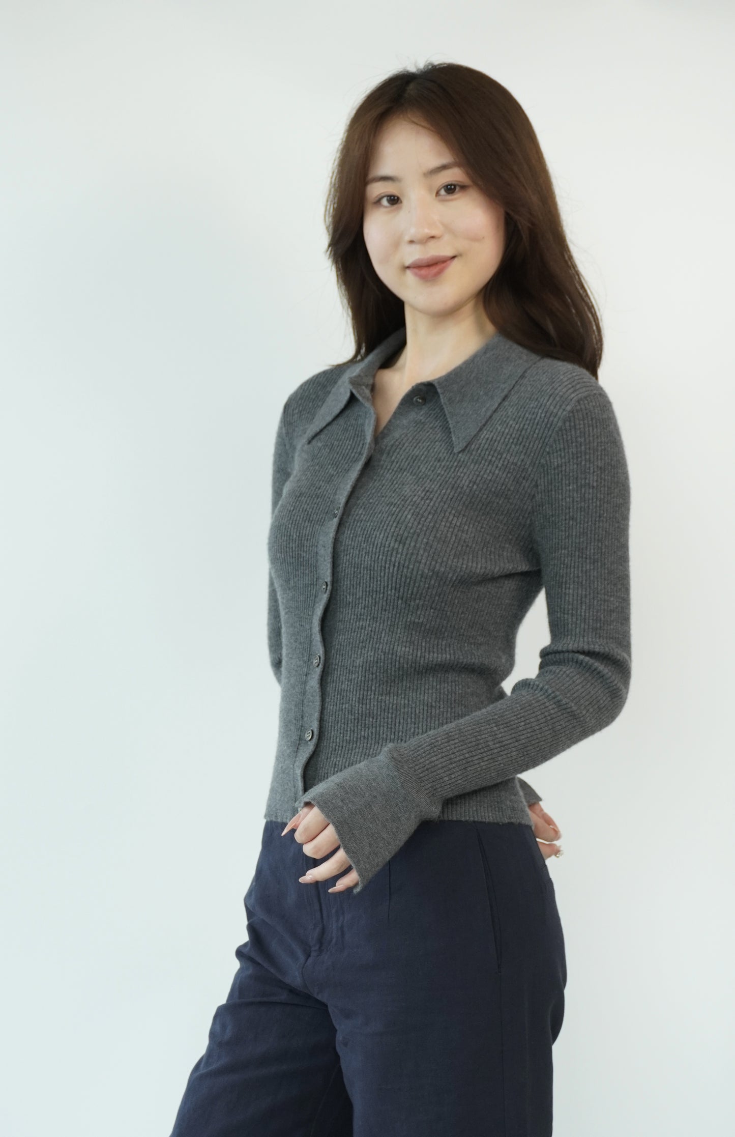 100% Cashmere Elegant, soft and luxurious crafted women's cashmere sweater