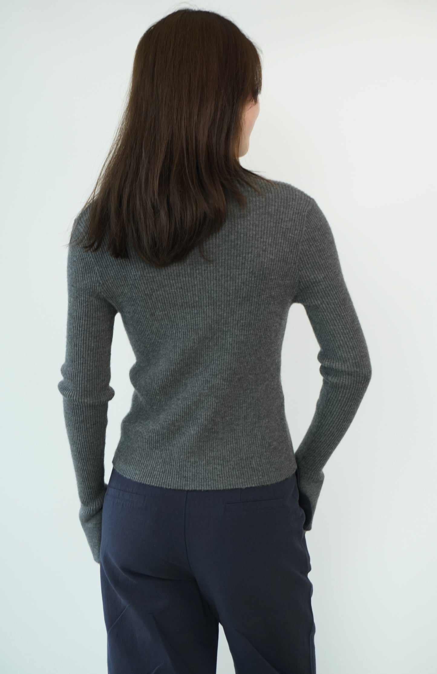 100% Cashmere Elegant, soft and luxurious crafted women's cashmere sweater