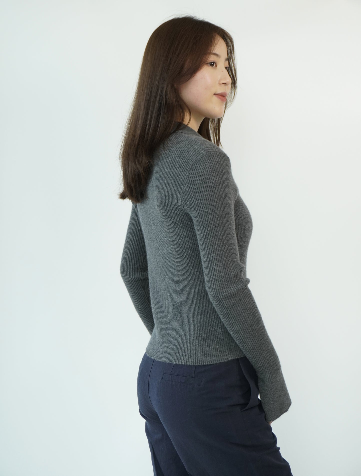 100% Cashmere Elegant, soft and luxurious crafted women's cashmere sweater