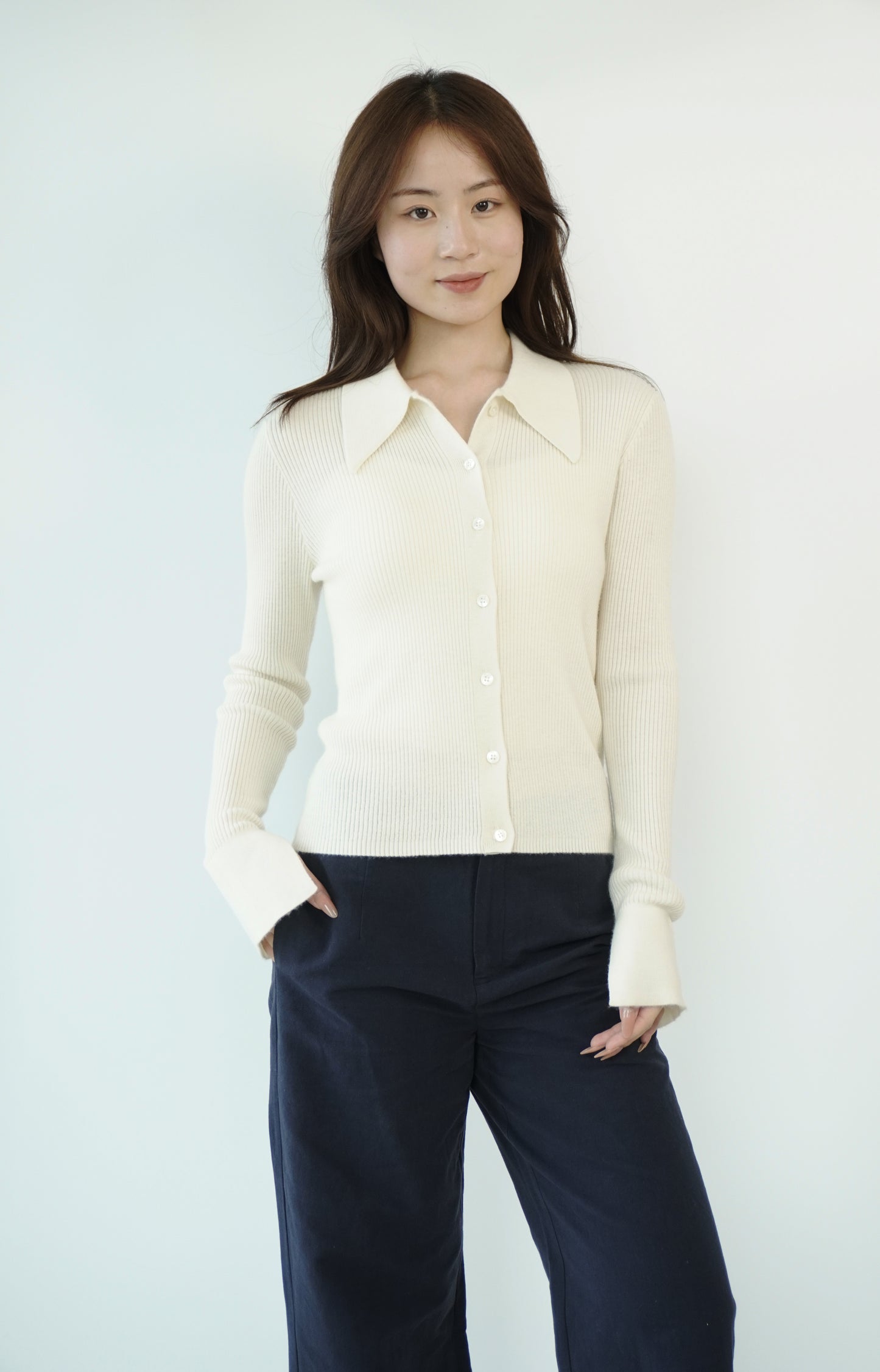 100% Cashmere Elegant, soft and luxurious crafted women's cashmere sweater