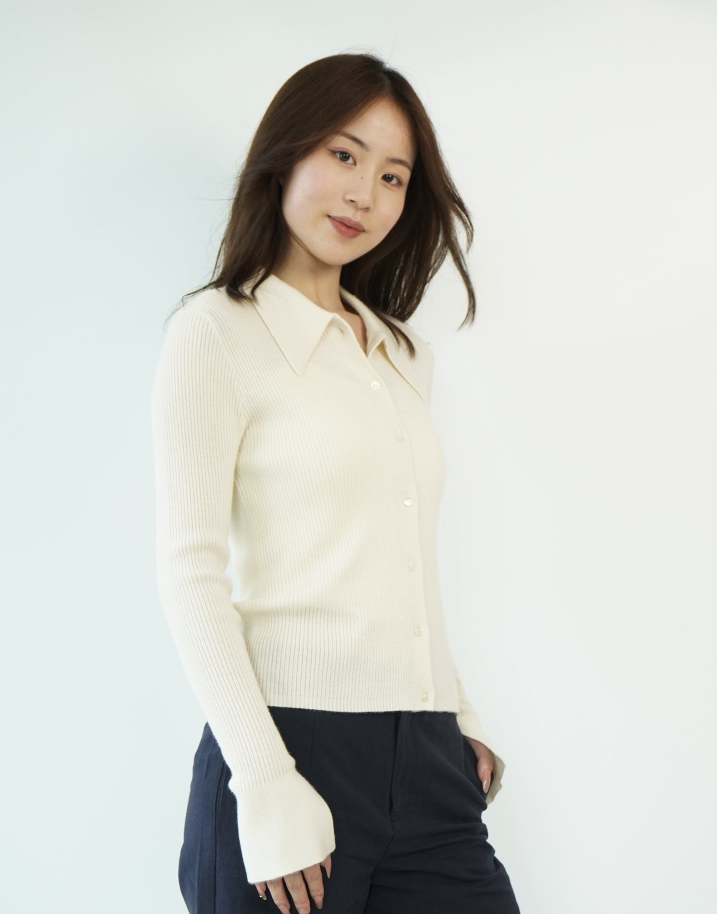 100% Cashmere Elegant, soft and luxurious crafted women's cashmere sweater